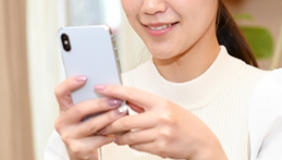 スマホでお問い合わせする女性