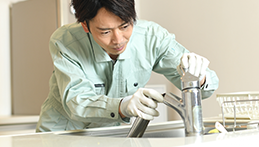 水道トラブルを修理する業者の男性