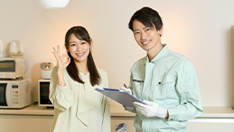 トラブルが解決して笑顔の主婦と業者の男性
